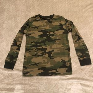 🌸Boy’s Camo Shirt. Size large